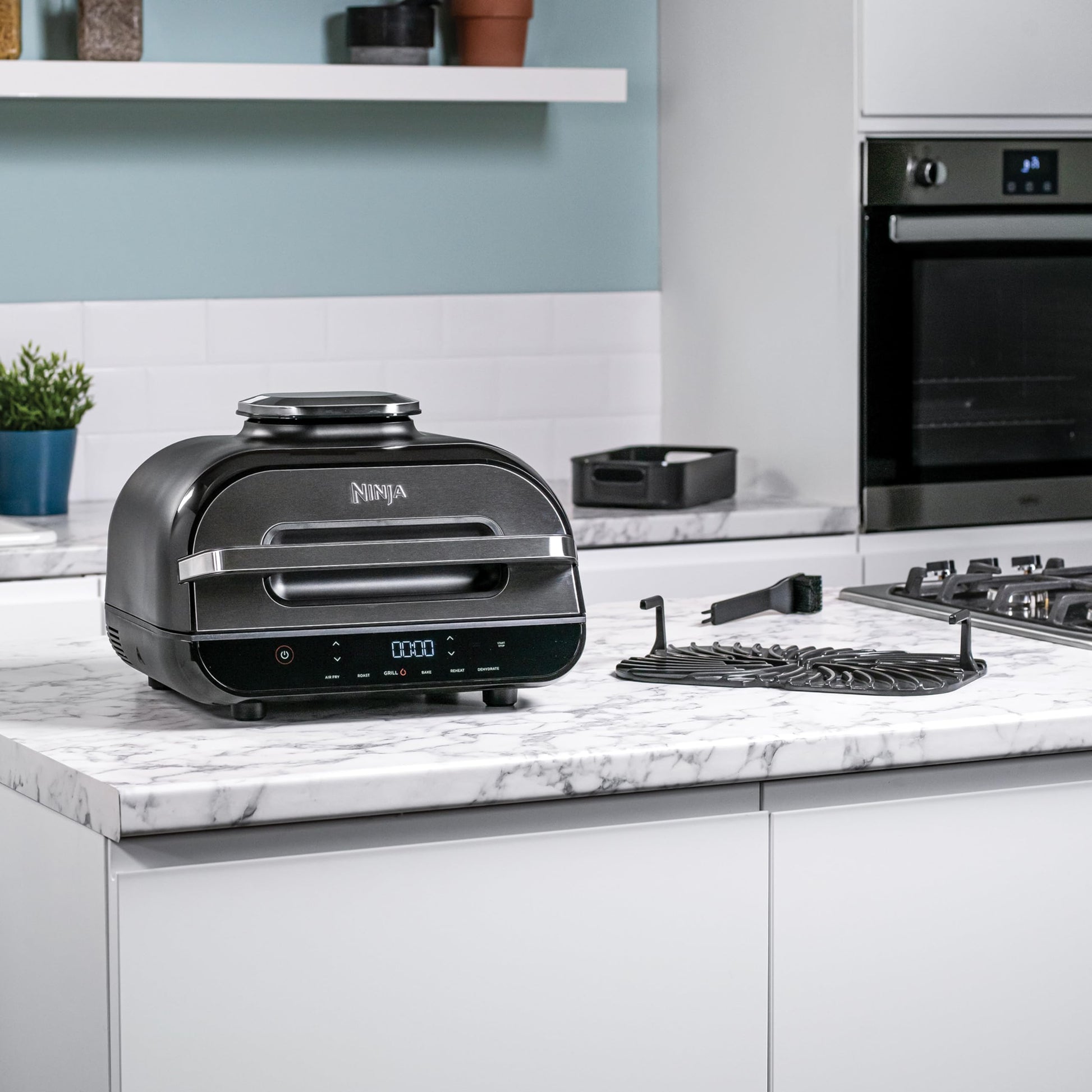 Ninja Foodi MAX Grill & Air Fryer avec Sonde de Cuisson Numérique, 5,7L, 6 Fonctions de Cuisson, Air Fry, Grille, Cuit, Rotis et bien plus, Pièces Lavables au Lave-vaisselle 2460W, Gris/Argent AG551EU